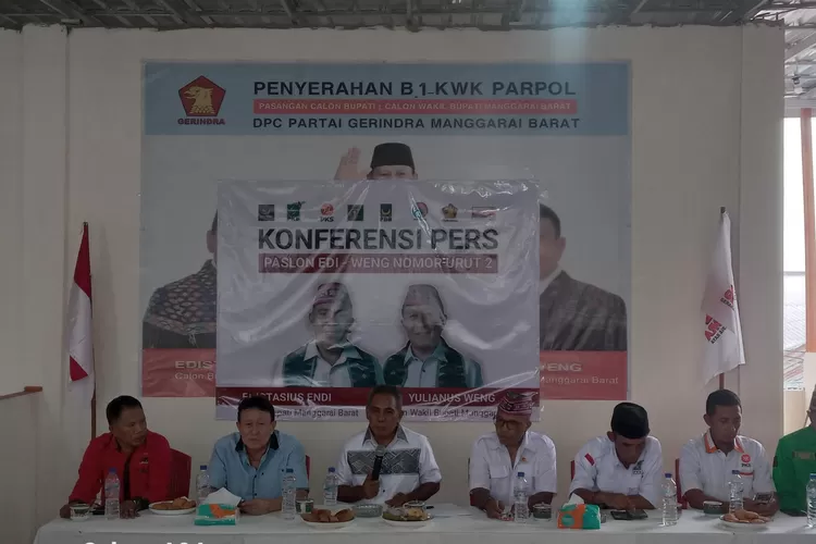 Edi-Weng sampaikan kemenangan Pilkada Mabar di Sekretariat Gerindra, Kamis (28/11/2024). (Foto: KLIKLABUANBAJO.ID)