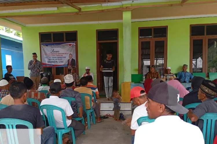 Reses di Golo Mori, Hasan menerima keluhan tentang kesulitan anak sekolah, menyeberangi sungai tanpa jembatan. (KLIKLABUANBAJO.ID)