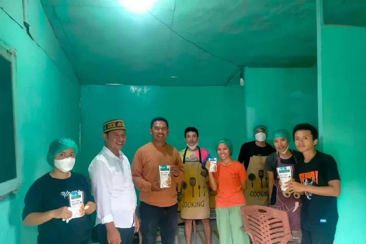 Mahasiswa Prodi Sosial Ekonomi Pertanian Unika Santu Paulus Ruteng foto bersama pemilik Sari Toga Komodo.