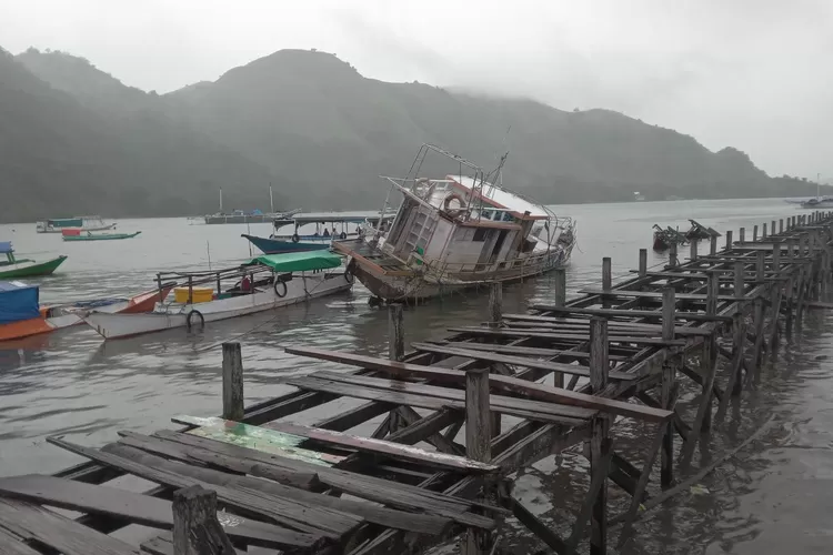 Dermaga kayu di Warloka Pesisir rusak parah, butuh perhatian pemerintah, kondisi Hari Sabtu (8/2/2025). (Foto: KLIKLABUANBAJO.ID)
