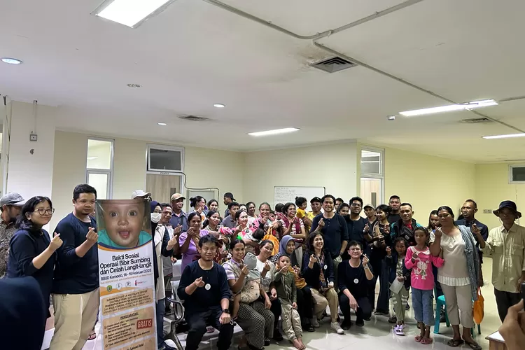 Foto para dokter bersama pasien peserta yang mendapat pelayanan operasi bibir sumbing gratis. 