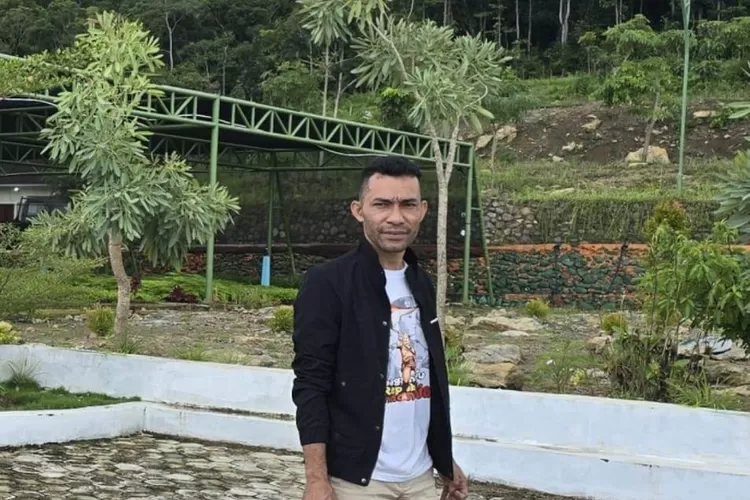 Anggota DPRD Matim Elvis Jehama saat berada di pusat persemaian modern Labuan Bajo, Selasa (25/2/2025). (Foto: KLIKLABUANBAJO.ID)