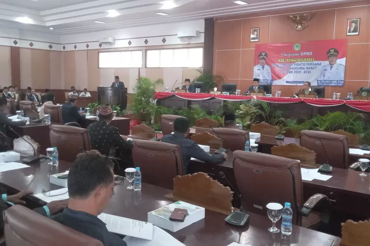 Paripurna DPRD Mabar dengan agenda penyampaian pidato perdana Bupati Mangarai Barat periode 2025-2030, pada Hari Rabu (5/3/2025). (Foto: KLIKLABUANBAJO.ID)