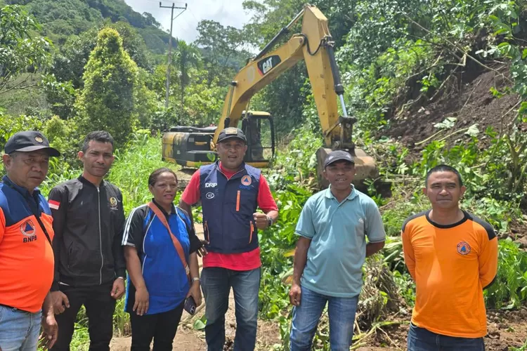 Ketua Fraksi NasDem Matim Elvis Jehama pantau lokasi longsor di Desa Paan Leleng.