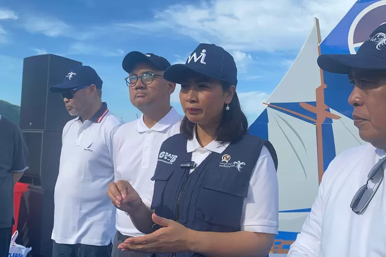 Wamenpar Ni Luh Puspa (kedua dari kanan) didampingi Bupati Mabar Edistasius Endi (kanan) saat diwawancara wartawan di Waterfront Labuan Bajo, Sabtu (12/4/2025). (KLIKLABUANBAJO.ID)