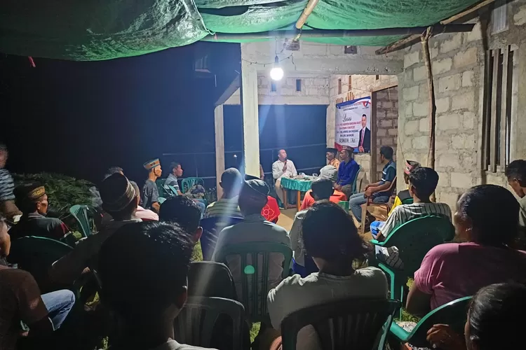 Anggota DPRD Kabupaten Mabar Hasanudin, S.Hut berdialog dengan warga saat reses.  (KLIKLABUANBAJO.ID)