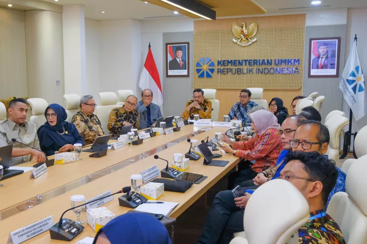 Menekraf bersama Menteri UMKM, beserta jajaran, membahas langkah strategis untuk meningkatkan dan menguatkan sektor ekomoni kreatif, Selasa (6/5/2025).