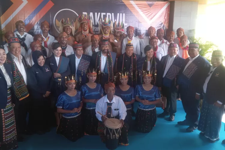 Ketum DPP NasDem foto bersama kader dan para penari usai seremoni penyambutan. (KLIKLABUANBAJO.ID)