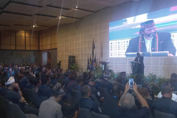 Ketua Umum DPP NasDem Surya Paloh saat berpidato sekaligus membuka rakerwil DPW NasDem NTT di GMCC Golo Mori Labuan Bajo, Kamis (8/5/2025). (KLIKLABUANBAJO.ID)