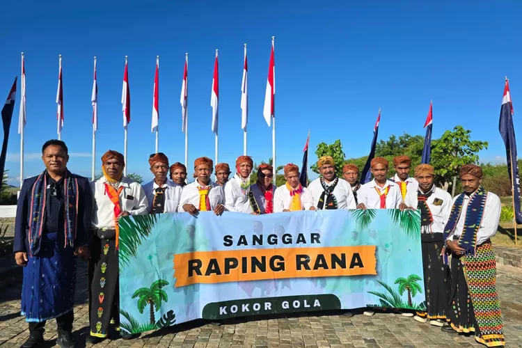 Anggota Sanggar Raping Rana foto bersama di momen penyambutan Ketum DPP NasDem Surya Paloh di GMCC Golo Mori Labuan Bajo, Kamis (8/5/2025).