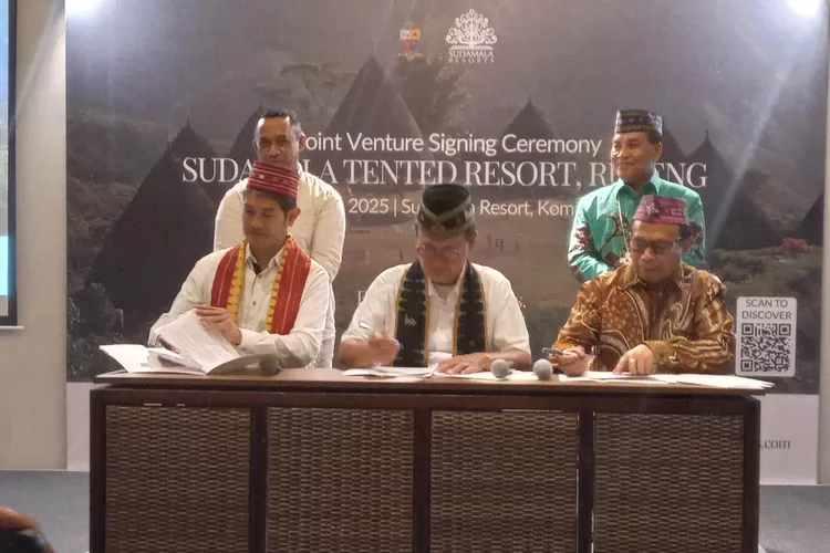 Penandatanganan kerja sama antara Sudamala Resorts dengan Keuskupan Ruteng yang berlangsung di Lingko Meeeting Room Sudamala Resort Komodo Labuan Bajo, Sabtu (10/5/2025). (KLIKLABUANBAJO.ID)