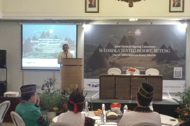 Bupati Manggarai Hery Nabit saat bicara di momen penandatanganan kerja sama antara Sudamala Resorts dengan Keuskupan Ruteng yang berlangsung di Sudamala Resort Komodo Labuan Bajo, Sabtu (10/5/2025). (KLIKLABUANBAJO.ID)