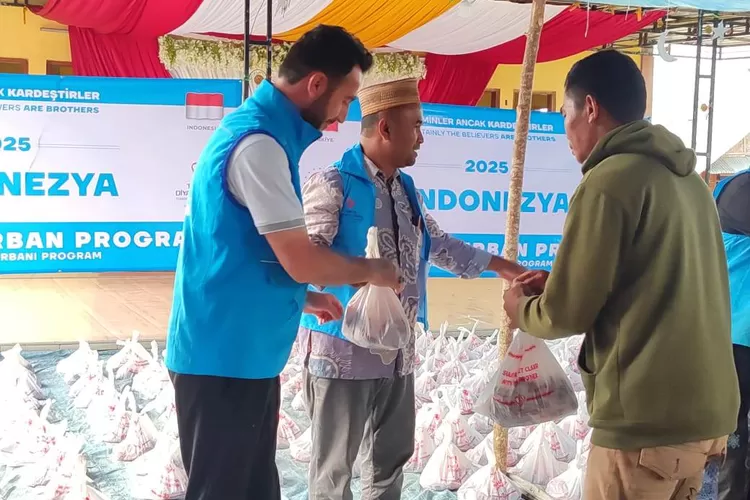 Lembaga keagamaan Turki salurkan 75 ekor hewan kurban di Desa Siru NTT.