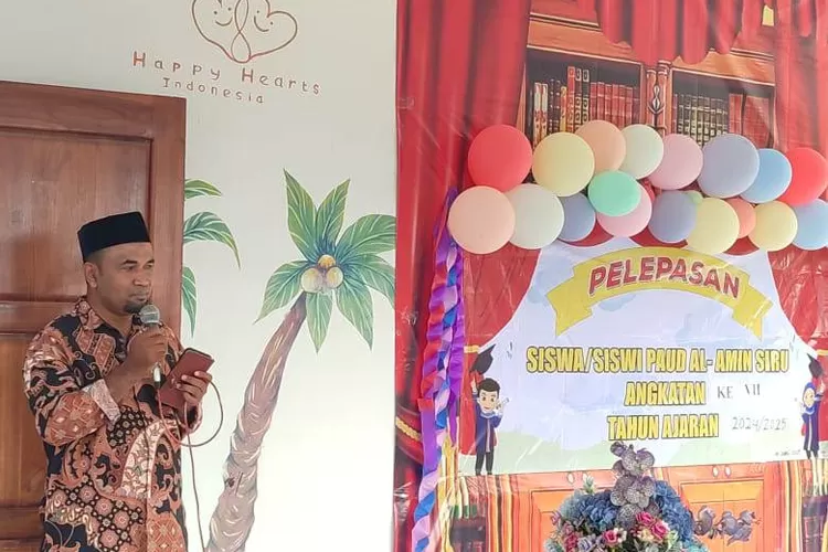 Sumardi selaku Ketua Yayasan al Amin Siru yang juga Kepala Desa (Kades) Siru, memberikan sambutan saat acara pelepasan 12 orang siswa PAUD al Amin Watu Lendo.