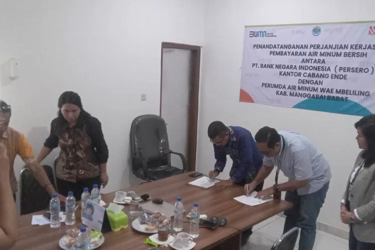 Penandatanganan PKS Perumdam Wae Mbeliling Mabar dengan BNI Kantor Cabang Ende, Kamis (3/7/2025). (KLIKLABUANBAJO.ID)