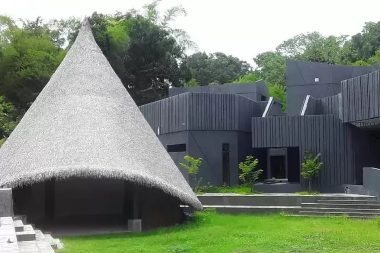 Ini adalah kawasan Batu Cermin Labuan Bajo tempat berkantornya Perumda Bidadari. Kawasan Gua Batu Cermin juga selama ini dibranding oleh Perumda Bidadari. (Foto: KLIKLABUANBAJO.ID)