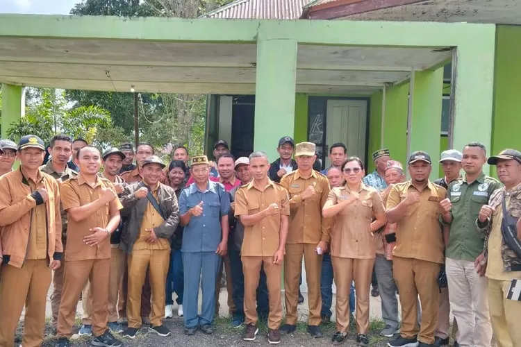 Foto bersama usai pembukaan KMP di Kecamatan Kuwus, Mabar, bersama para kepala desa dan Kepala Dinas Ketenagakerjaan, Transmigrasi, Koperasi dan UMKM Theresia Primadona Asmon, Mei 2025 lalu.