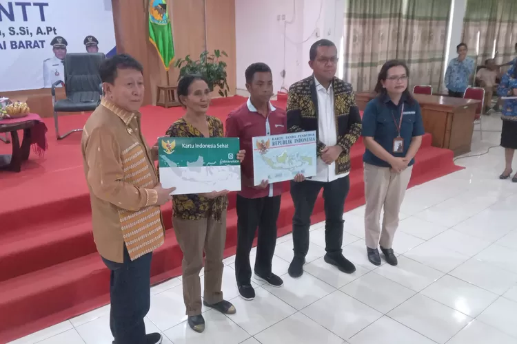 Gubernur NTT Emanuel Melkiades Laka Lena (kedua dari kanan) saat bertemu para kepala desa, lurah, camat di Kantor Bupati Mabar, Kamis (17/7/2025). (Foto: KLIKLABUANBAJO.ID)