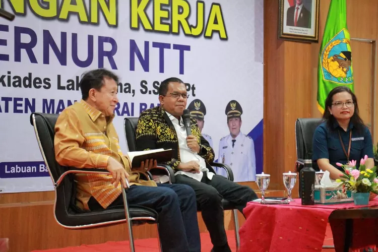 Gubernur NTT Emanuel Melkiades Laka Lena (tengah), saat bertemu para kepala desa, lurah, camat, kepala puskesmas dan Direktur RSUD di Labuan Bajo, Manggarai Barat, Kamis (17/7/2025). (KLIKLABUANBAJO.ID)