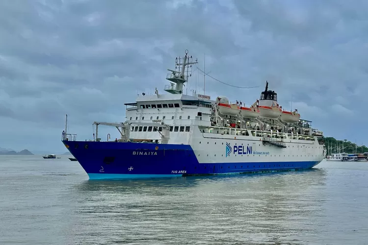 Kapal milik PT Pelni KM Binaiya saat tiba di Pelabuhan Labuan Bajo. Jumlah penumpang Kapal Pelni dari Labuan Bajo naik signifikan. (KLIKLABUANBAJO.ID)