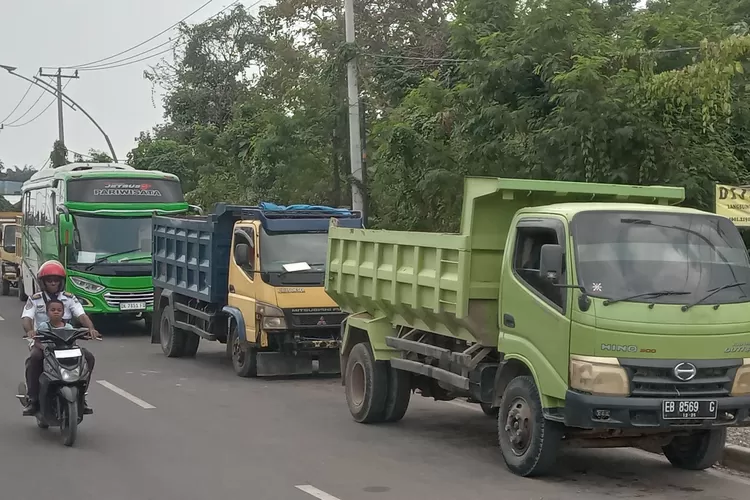 Antrean panjang kendaraan menunggu BBM di Labuan Bajo, Kamis (24/7/2025). (Foto: KLIKLABUANBAJO.ID)