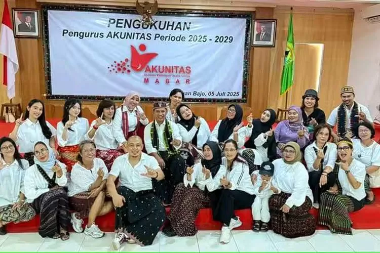 Momen foto bersama usai pelantikan pengurus baru Akunitas Mabar, 5 Juli 2025 lalu. (KLIKLABUANBAJO.ID)