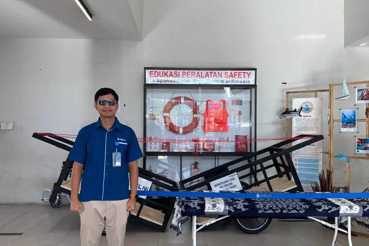 Pelni Labuan Bajo menyerahkan bantuan gerobak dorong untuk porter pelabuhan. (KLIKLABUANBAJO.ID)