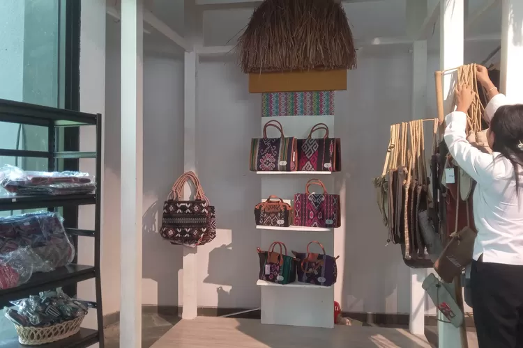 Galeri Kreatif menjual produk UMKM lokal dengan harga murah di Labuan Bajo ada di kawasan Gua Batu Cermin (GBC). (Foto: KLIKLABUANBAJO.ID)
