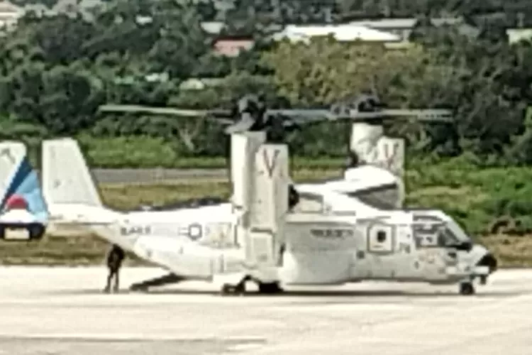Dari Australia pesawat militer Angkatan Laut Amerika transit di Bandara Komodo Labuan Bajo.