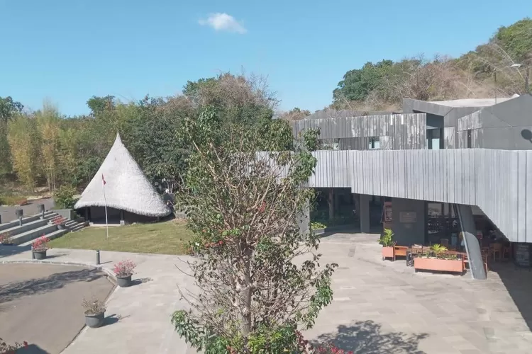 Dunia usaha dipersilahkan menyewa ruang komersil di kawasan obyek wisata Batu Cermin Labuan Bajo. (Foto: KLIKLABUANBAJO.ID)