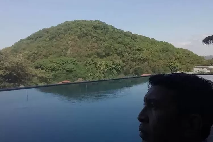 Bukit Pramuka difoto dari Zasgo Hotel Labuan Bajo. Kerja sama pemanfaatan Puncak Pramuka Labuan Bajo, pemenang tender sudah ada. (Foto: KLIKLABUANBAJO.ID)