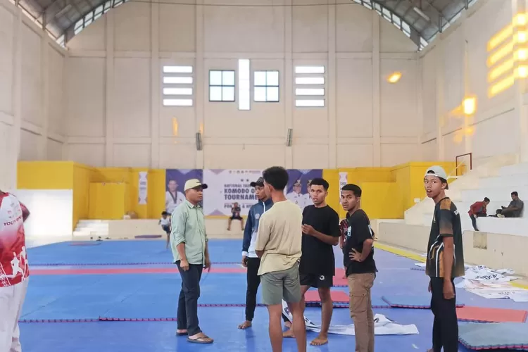 Persiapan di Gor Labuan Bajo, Rabu (6/8/2025). Ajang nasional Taekwondo Komodo Open Tournament II berlangsung di Labuan Bajo.. (KLIKLABUANBAJO.ID)
