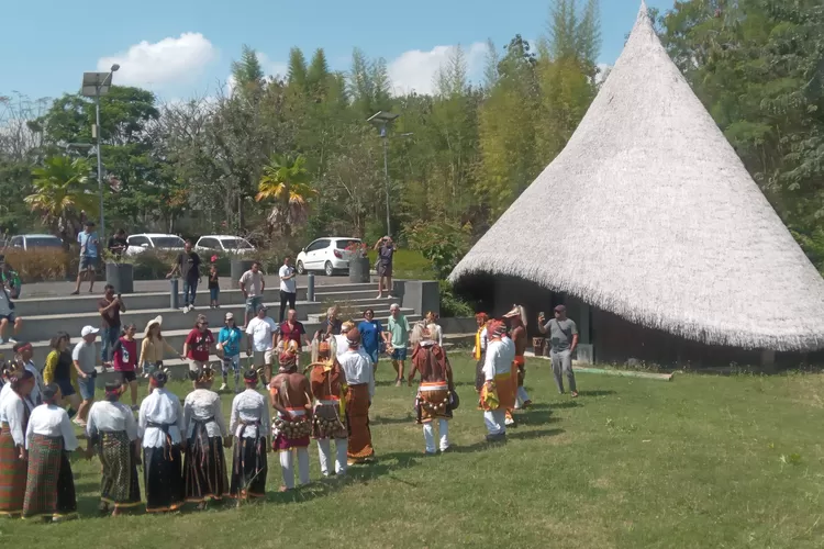 Pementasan seni budaya di amfiteater GBC, Juli 2025 lalu. (Foto: KLIKLABUANBAJO.ID)