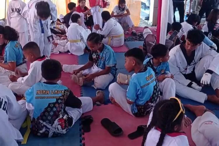 Atlet asal Matim saat sesi makan siang di lokasi turnamen, Jumat (8/8/2025).  (KLIKLABUANBAJO.ID)