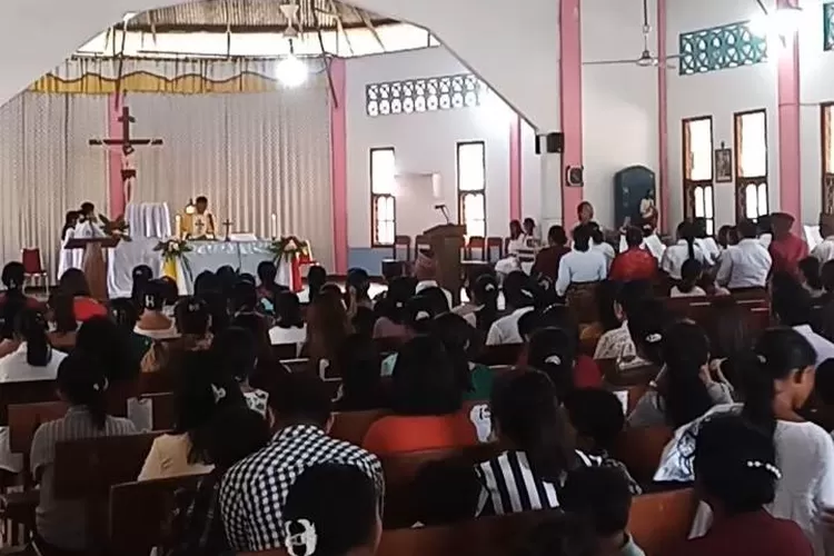 Momen haru HUT RI, lagu Indonesia Raya dan Tanah Airku dinyanyikan umat di gereja Hari Minggu (17/8/2025). (Foto: KLIKLABUANBAJO.ID)