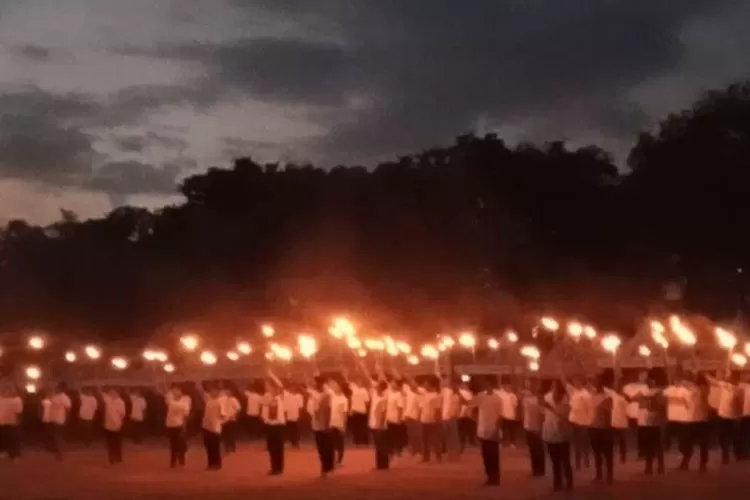Terang obor mengawali pembukaan perayaan 150 tahun SVD di Labuan Bajo. (Foto: KLIKLABUANBAJO.ID)