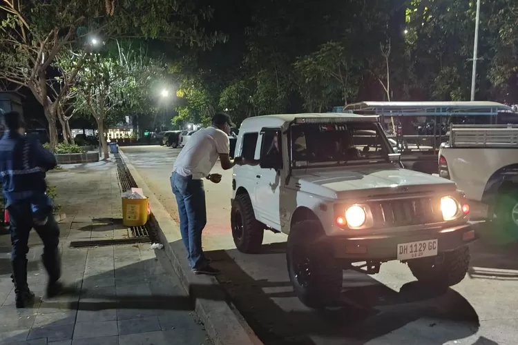 Area parkir Kampung Ujung dibuka hingga malam hari. (KLIKLABUANBAJO.ID)