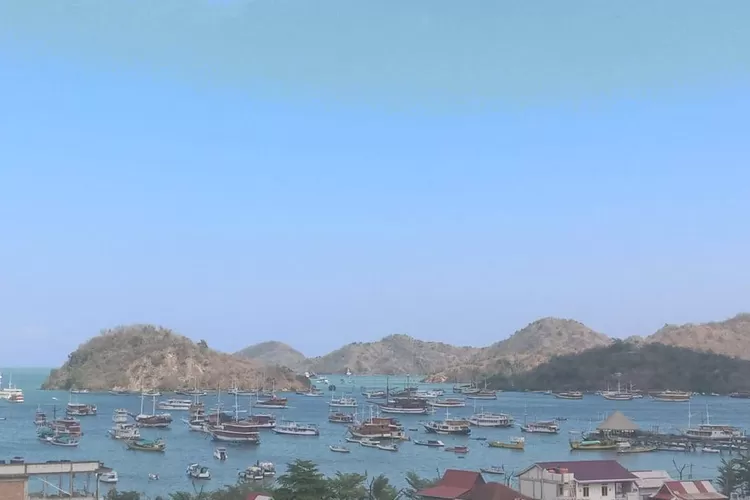 Pantai Labuan Bajo dipadati kapal wisata, Jumat (19/9/2025). Mai hang food festival di Labuan Bajo digelar 18 Oktober 2025. (Foto: KLIKLABUANBAJO.ID)