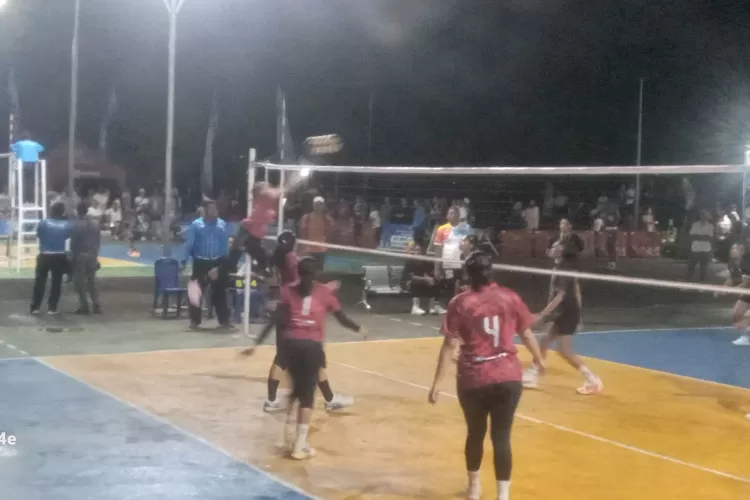 Salah satu pertandingan dalam laga voli putri Bupati Cup II 2025 di Labuan Bajo pekan lalu. (KLIKLABUANBAJO.ID)