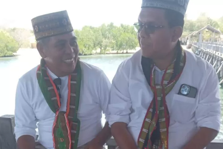 Gubernur NTT Emanuel Melkiades Laka Lena (kanan), Bupati Mabar Edistasius Endi (kiri) saat di Pulau Seraya Kecil Labuan Bajo, Sabtu (1/11/2025). (Foto: KLIKLABUANBAJO.ID)