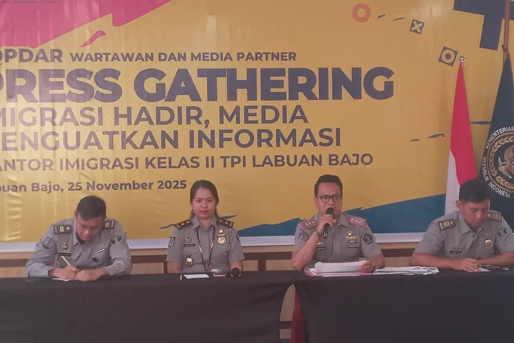 Press gathering Kantor Imigrasi Labuan Bajo di Zasgo Hotel, Selasa (25/11/2025). (KLIKLABUANBAJO.ID)
