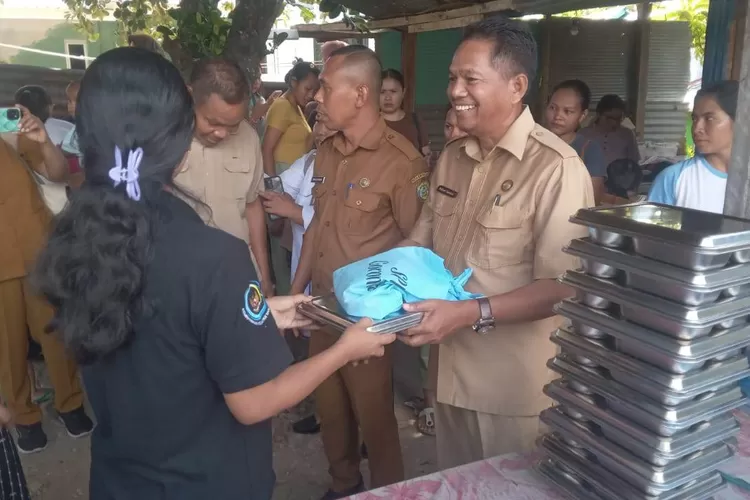 Kepala Dinas Pengendalian Penduduk dan Keluarga Berencana (KB)&nbsp;Mabar, Rafael Guntur, menyerahkan secara simbolis makanan bergizi kepada ibu-ibu hamil, menyusui dan balita non paud di Posyandu BTN, Senin (8/12/2025). (KLIKLABUANBAJO.ID)