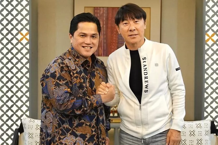 Ketua PSSI Erick Thohir dan Shin Tae Yong bersalaman yang menandai adanya kesepakatan untuk perpanjangan kontrak bagi STY untuk menukangi Timnas Indonesia hingga 2027 nanti (Instagram.com/@erickthohir)