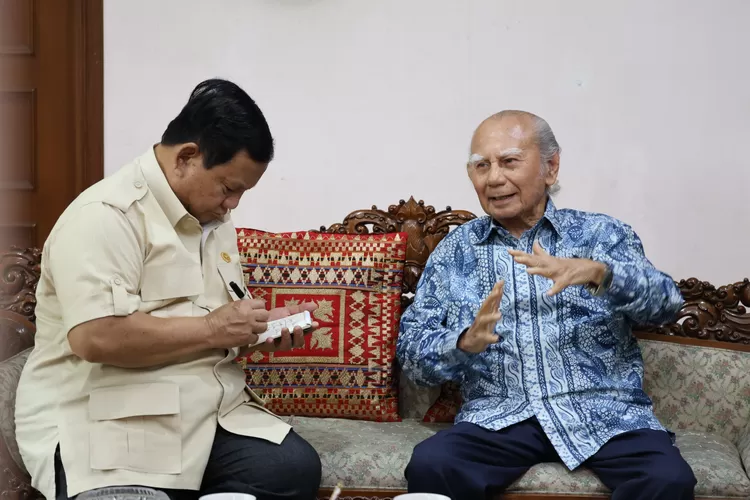 Presiden Prabowo Subianto banyak belajar dari pertemuannya dengan ekonom dan menteri era Orde Baru, Emil Salim, sambil mencatat hal yang penting (Dok. Tim Media Prabowo)
