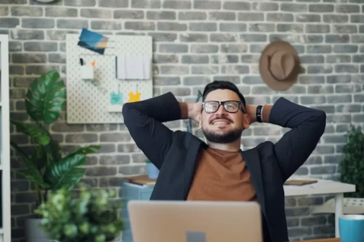 Candaan atau humor saat bekerja hingga membuat tertawa bisa membawa manfaat yang berujung peningkatakan kinerja (Unsplash.com/@Vitaly Gariev)