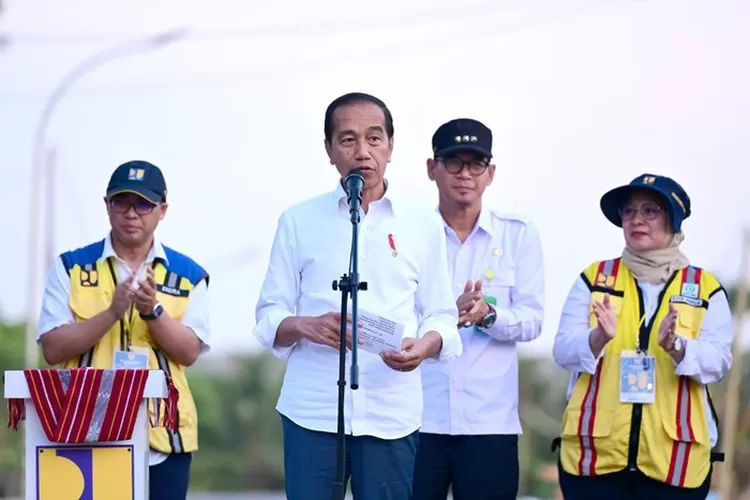 President Joko Widodo inaugurates construction and repair of 27 217-kilometer-long road sections in East Nusa Tenggara Province