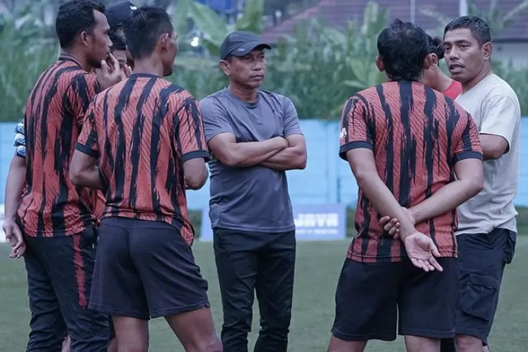 Derby Jatim Arema Vs Persebaya Dianggap Tidak Spesial Oleh Widodo ...