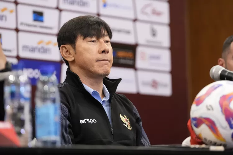 Shin Tae-yong saat preskon jelang Indonesia vs Irak (Tommy Satria/Bola Nusantara)