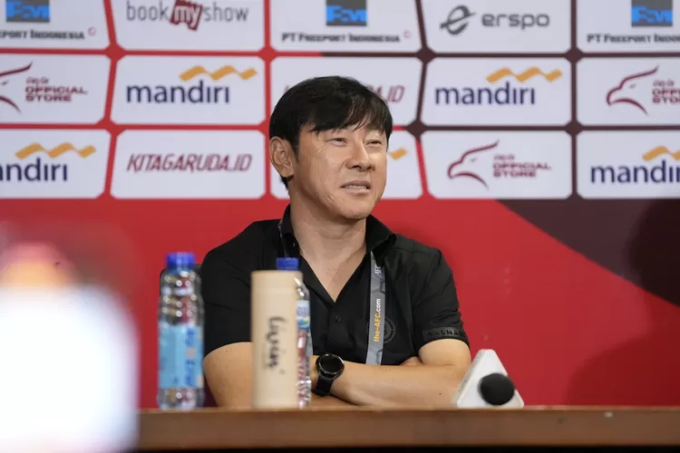 Shin Tae-yong saat Timnas Indonesia vs Filipina (Tommy Satria/Bola Nusantara)