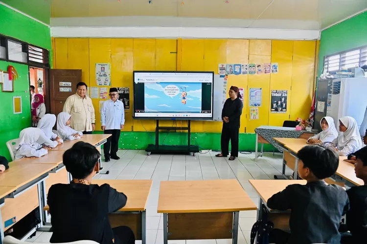 Ibu Santi berterima kasih kepada Presiden Prabowo atas perbaikan sekolah anaknya melalui PHTC dan MBG di Hari Pendidikan Nasional 2025. (Foto: Sekretariat Negara)
